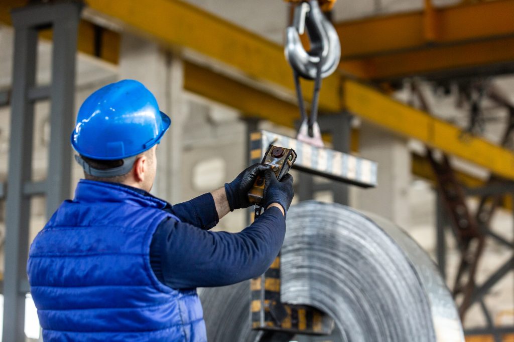 Comparison of manual and electric chain hoists – evaluating lifting capacities, speed, and suitability for various applications