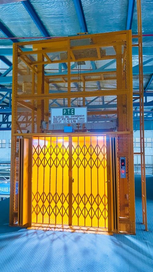 GOODS HOIST